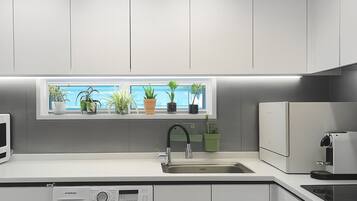 雪櫃、微波爐、焗爐、洗碗機