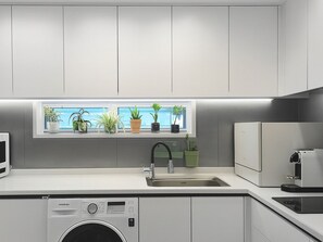 Kjøleskap, mikrobølgeovn, ovn og oppvaskmaskin