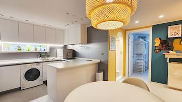 Kjøleskap, mikrobølgeovn, ovn og oppvaskmaskin