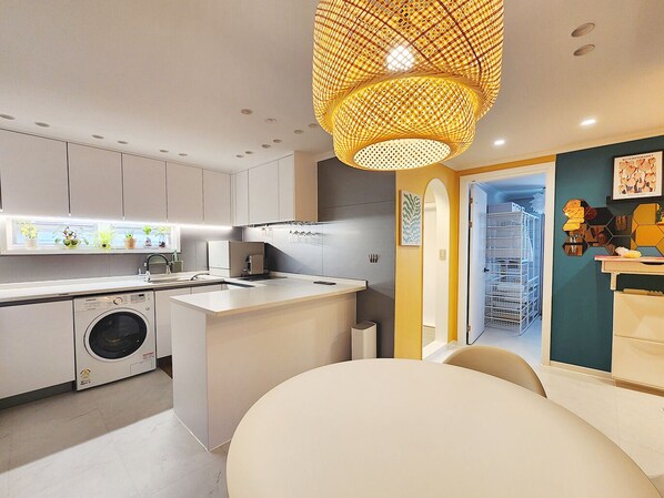 Kjøleskap, mikrobølgeovn, ovn og oppvaskmaskin