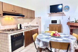 Fridge, oven, stovetop, coffee/tea maker