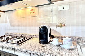 Refrigerador, horno, parrilla de estufa y cafetera y tetera