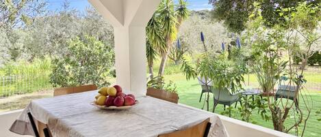 تناول الطعام بالخارج