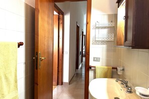 Regadera, secadora de cabello, bidet, toallas