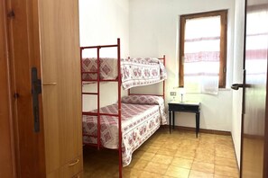 3 habitaciones, tabla de planchar con plancha, wifi y ropa de cama