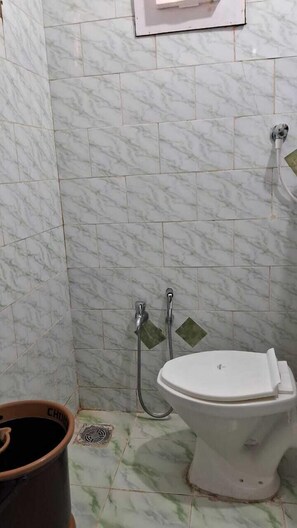 Chambre Double Deluxe | Salle de bain | Serviettes fournies, savon, shampoing