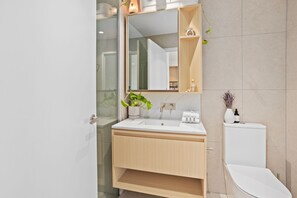 One-Bedroom Apartment with Hinterland View | Salle de bain