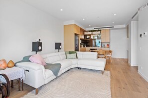 One-Bedroom Apartment with Hinterland View | Living area - Luxury Hinterland View on Palm Beach (Palm Beach)