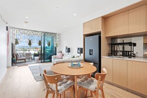 One-Bedroom Apartment with Hinterland View | In-room dining - Luxury Hinterland View on Palm Beach (Palm Beach)