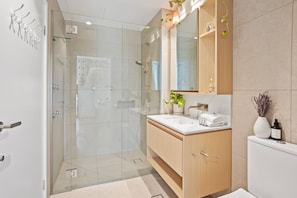 One-Bedroom Apartment with Hinterland View | Douche de la salle de bain