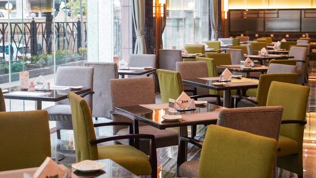 Un restaurante con mesas y sillas dispuestas para comer.