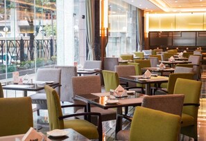 Un restaurante con mesas y sillas dispuestas para comer.