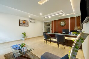 Reception - Vivid Boutique Hotel Medanta (Gurugram)