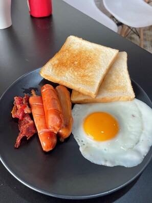 Petit déjeuner anglais (150 THB par personne)