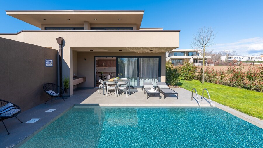 Modern Apartment With Private Swimming Pool