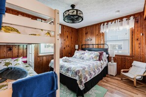 3 多间卧室、办公桌、免费 WiFi、床单