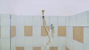 Douche, articles de toilette gratuits, serviettes fournies, savon