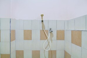 Shower, free toiletries, towels, soap - Collection O Simpang Lima Near Simpang Lima Semarang Formerly Hotel Eben Haezer (Semarang)