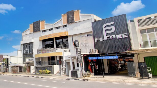 A multi-story building with a storefront featuring a 'vivo' sign. - Collection O Simpang Lima Near Simpang Lima Semarang Formerly Hotel Eben Haezer (Semarang)