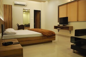 Superior Room | Desk - Hotel Vijya laxmi Rooms and Banquet Hall (Surat)