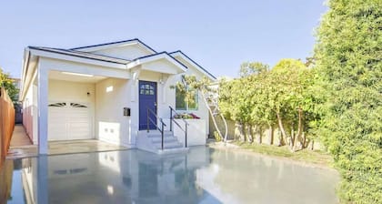 10 mins to Venice Beach Charming 3B Home