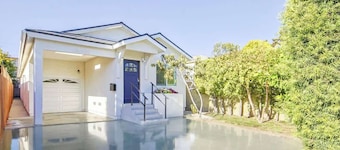 10 mins to Venice Beach Charming 3B Home