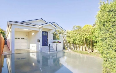 10 mins to Venice Beach Charming 3B Home