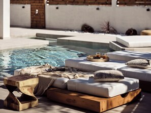Una piscina al aire libre, una piscina climatizada