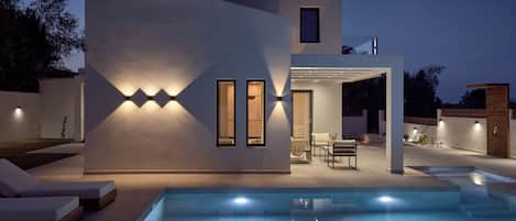 Outdoor pool, a heated pool