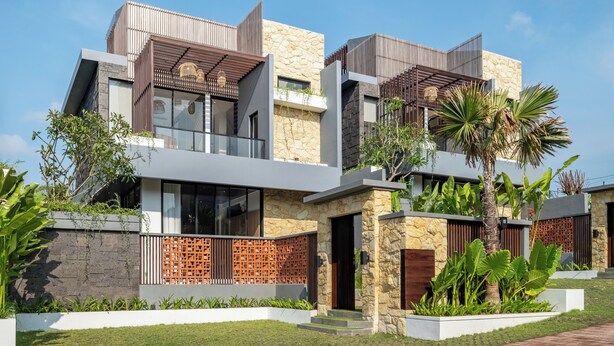 A modern two-story house with a stone facade, large windows, and a well-maintained garden with palm trees. - Private Villa Ayra 9C 10min MelastiBeach (Ungasan)