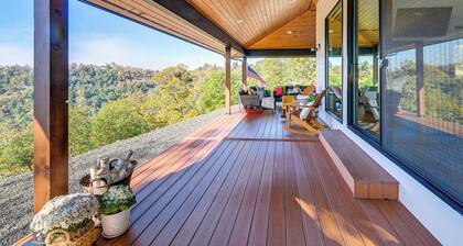 Dreamy Hilltop View: Roseburg Retreat w/ Hot Tub!