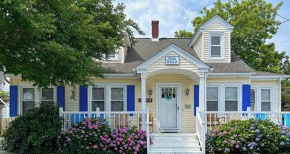 Cottage w/ Yard in Dtwn Chincoteague!