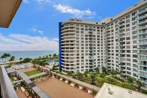 Exterior - Ocean View Serenity Condo / Beach Service / 915 (Miami Beach)