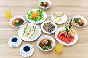 A variety of dishes and drinks on a wooden table. - Kinton hotel (Vang Vieng)