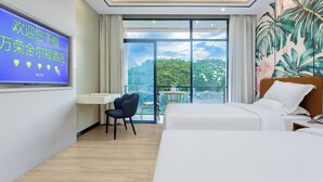 Een hotelkamer met een groot bed, een bureau, een stoel en een televisiescherm met tekst.