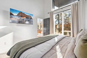 3 bedrooms, iron/ironing board, travel cot, WiFi - Luxury 3 Br Cabin~Indoor Pool~Hot Tub~Fire Pit (Sevierville)