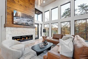 TV, fireplace - Luxury 3 Br Cabin~Indoor Pool~Hot Tub~Fire Pit (Sevierville)