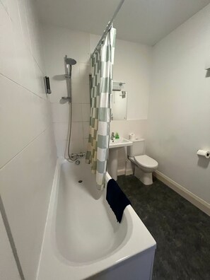 Business-Doppelzimmer, Gemeinschaftsbad | Badezimmer | Kostenlose Toilettenartikel, Handtücher