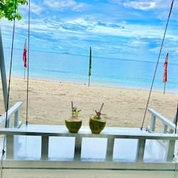 Na praia, areia branca