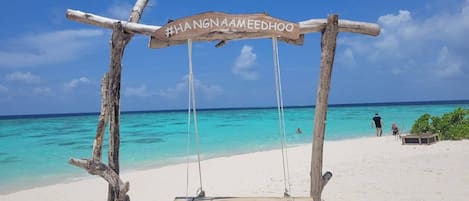 Sulla spiaggia, sabbia bianca