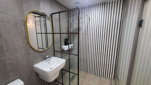 Shower, free toiletries, towels, soap - Elysee Hotel (Daegu)