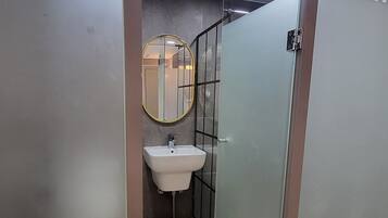 Regadera, amenidades de baño gratuitas, toallas, jabón