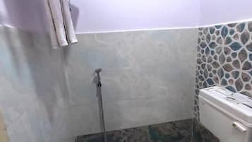 Habitación individual básica | Baño | Ducha, artículos de higiene personal gratuitos, zapatillas y toallas