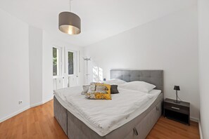 2 bedrooms, iron/ironing board, bed sheets