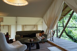 Jungle World (Family Room) | Premium bedding, pillowtop beds, free minibar, individually decorated - BZIKA Wonderland Retreat (Zhangjiajie)