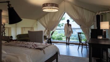 Chambre Triple Deluxe, salle de bains privée, vue colline