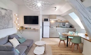 Smart TV, books - Studio Hagaki, postcard view of Grenoble, train station and streetcar 200m away, Netflix (Grenoble)