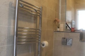 Haartrockner, Handtücher, Seife, Toilettenpapier