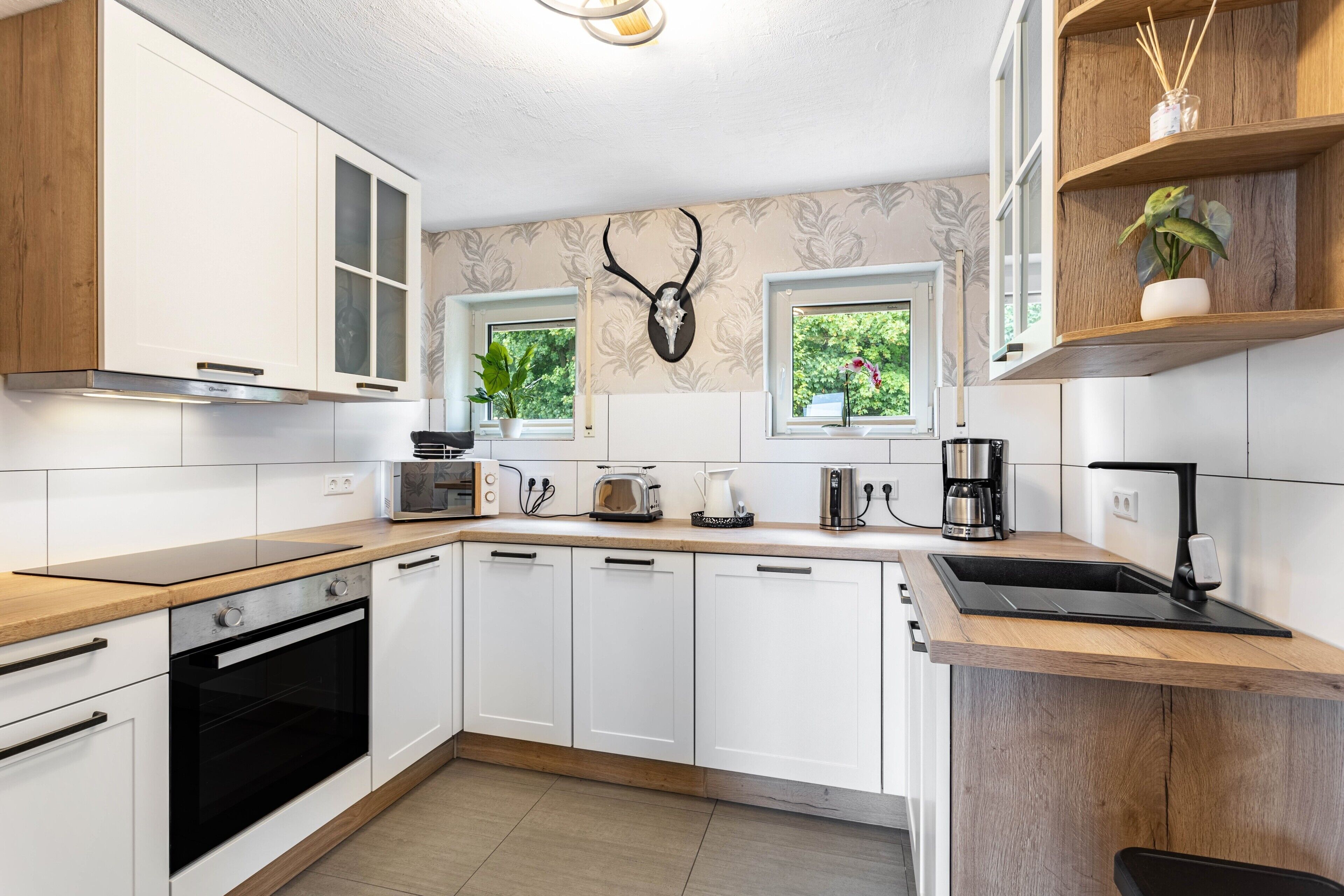 Kylskåp, mikrovågsugn, ugn och spishäll