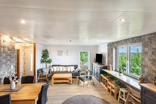 Ferienwohnung 'Perle Am Pön' mit Bergblick, privater Terrasse und Wi-Fi
